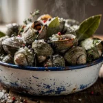 Cuisson des bigorneaux dans une casserole avec thym, laurier et gros sel, prêts à être dégustés
